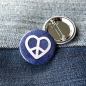 Preview: Ansteckbutton Love Peace Zeichen Jeans auf Jeans mit Rückseite